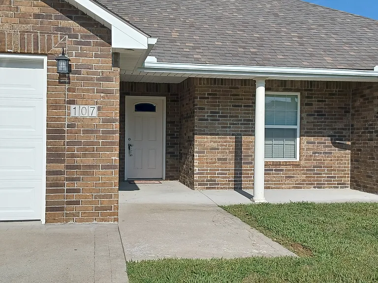 107 NW Michael Dr — Photo 1
