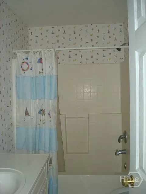 3 bed, 1.0 bath, 1350 sqft, $1,500 — Photo 3
