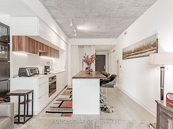 5th image of 185 Roehampton Ave #1201