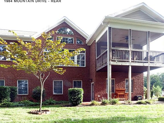 3rd image of 1984 Mountain Dr