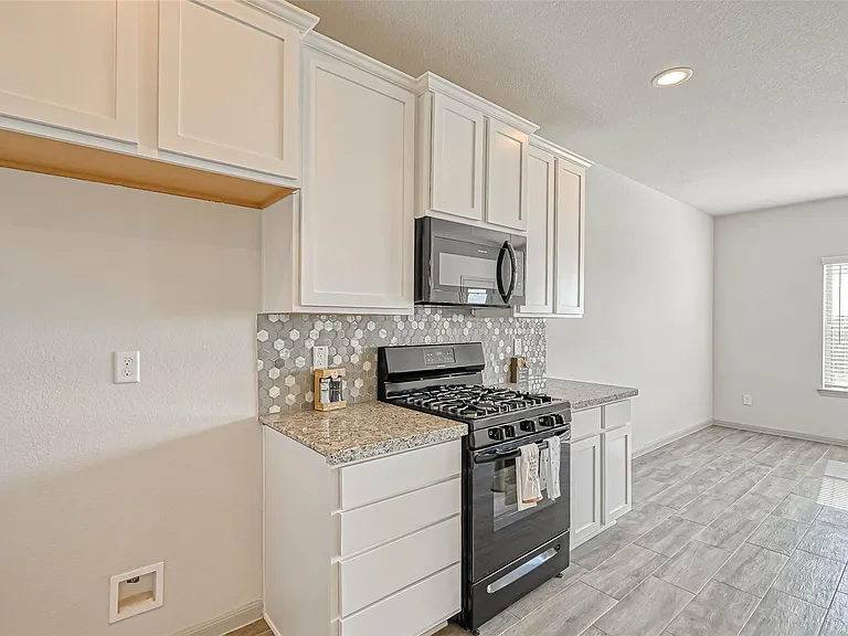 7910 Cypress Country Dr — Photo 17