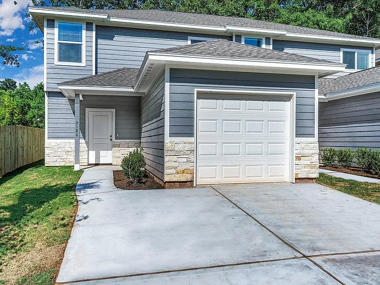 918 Shady Ln #A — Photo 2
