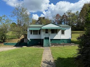 137 8th St, Mount Hope, WV 25880