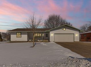 1424 Wellington Cres, Faribault, MN 55021