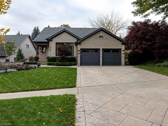 4th image of 98 Moore Cres