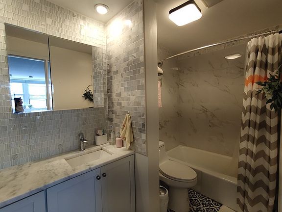 4th image of 340 Main St APT 609