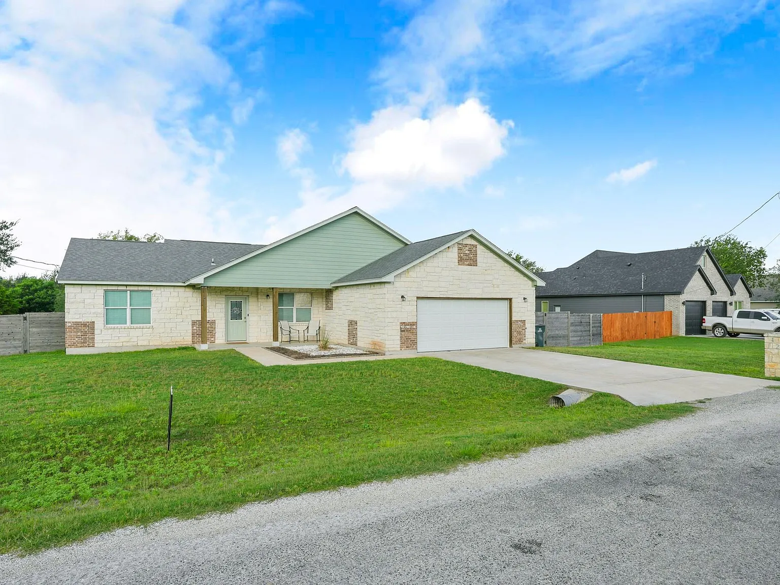 3 bed, 2.0 bath, 1813 sqft, $2,450 — Photo 4
