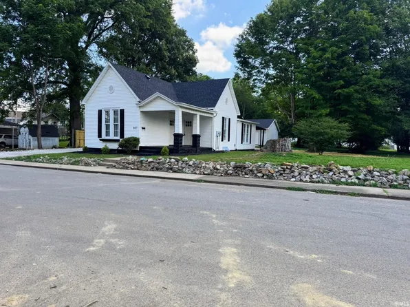 607 N 6th St, Boonville, IN 47601