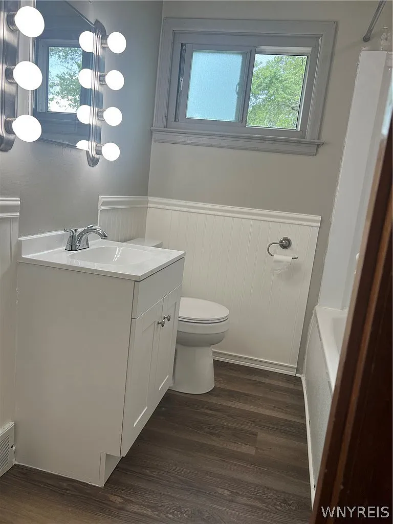 3 bed, 1.0 bath, 1944 sqft, $1,800 — Photo 2