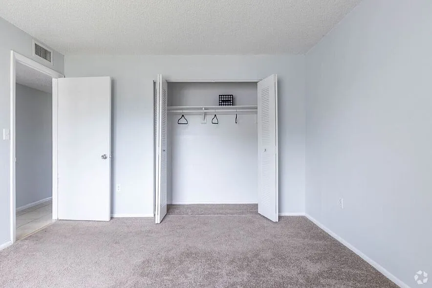 LAUDER RIDGE GARDEN APARTMENTS — Photo 2