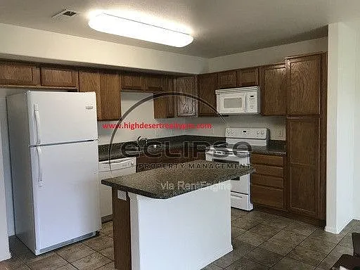 3 bed, 2.5 bath, 1368 sqft, $1,800 — Photo 3