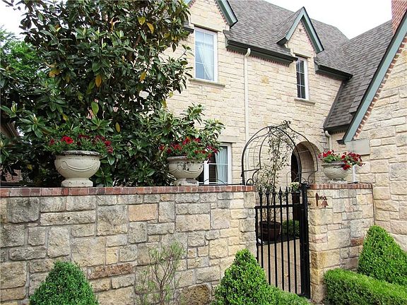 3rd image of 832 Chapel Hill Ln