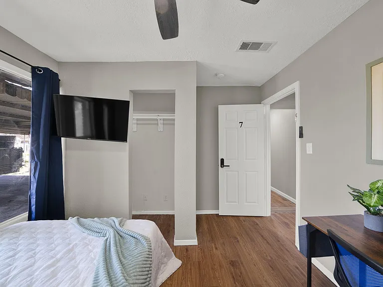 Noah St — Photo 1