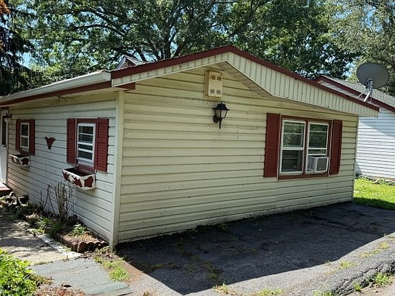 5th image of 52 Horseshoe Dr