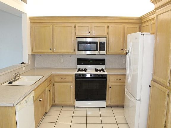 4th image of 221 SW 141st St