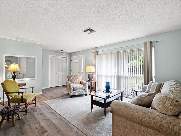 4th image of 7 DOUGLAS COURT N