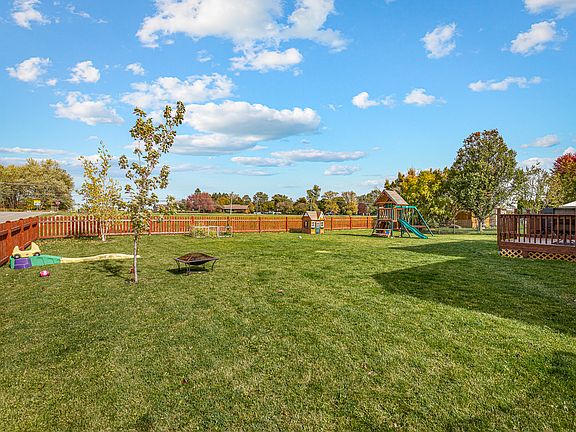 5th image of 775 Hyacinth Ln