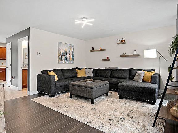 4th image of 6 Cottonwood Circle #B