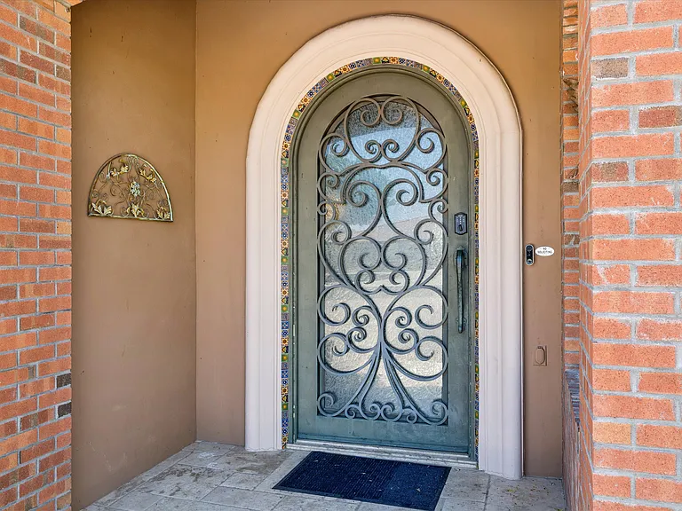 9023 W Patrick Ln — Photo 4