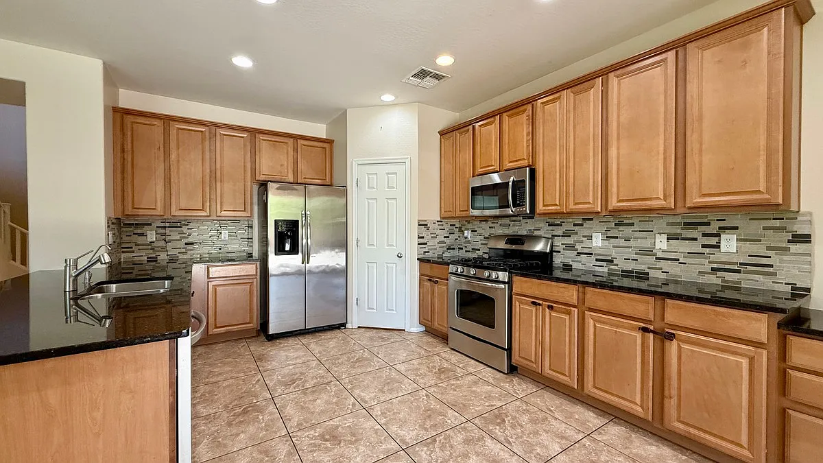 4 bed, 3.0 bath, 2762 sqft, $2,850 — Photo 4