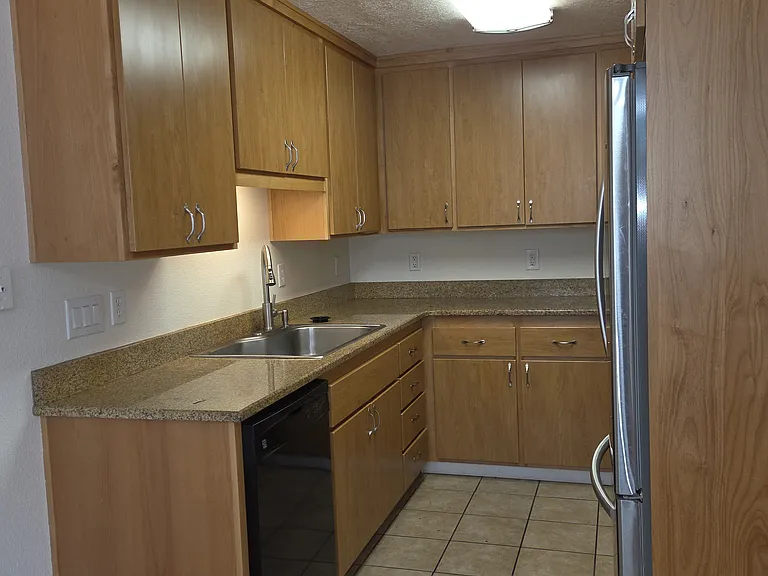 1585 Distinctive Ct S #1585 — Photo 3