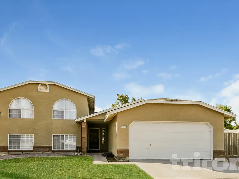 601 E Palomino Dr — Photo 1