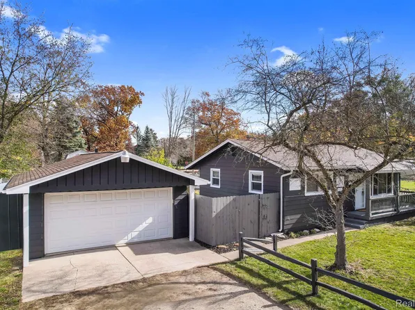 611 Overlook St, White Lake, MI 48386