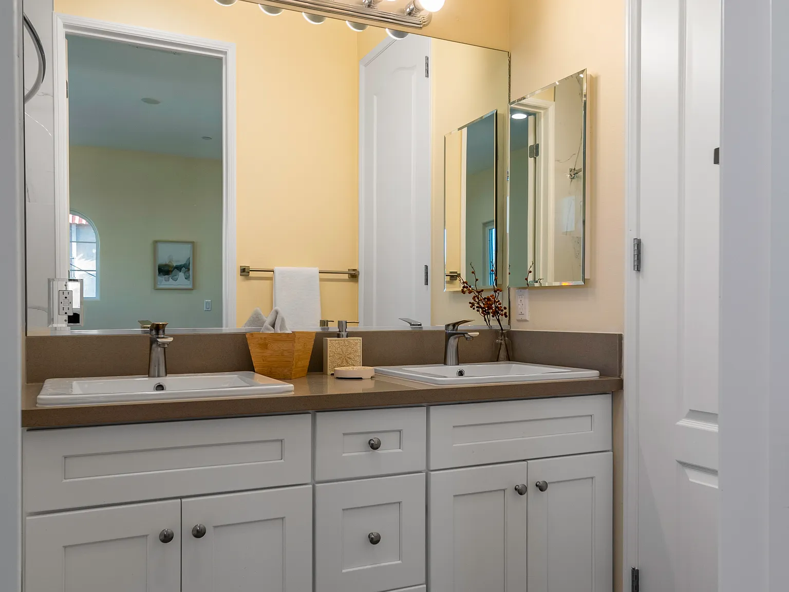 2 bed, 2.5 bath, 1047 sqft, $3,800 — Photo 3