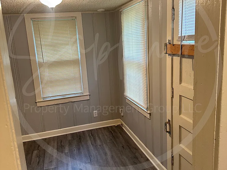 2404 E 67th Ter — Photo 11