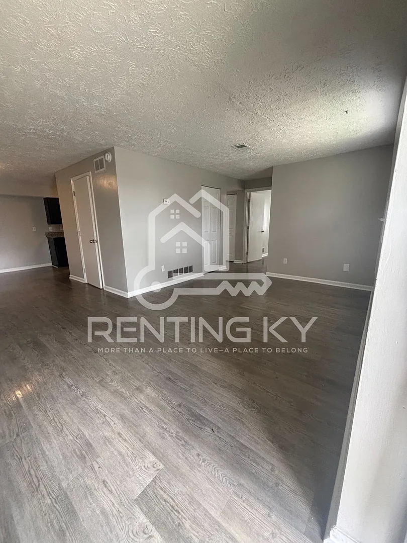 Townhomes in Richmond-Prime Location Close to Shopping, Dining, & More — Photo 3