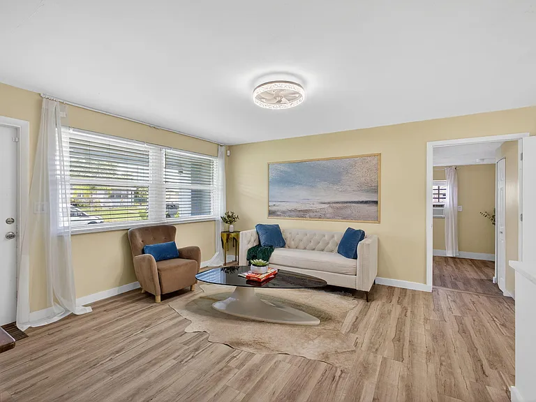 140 W 31st Ct — Photo 5