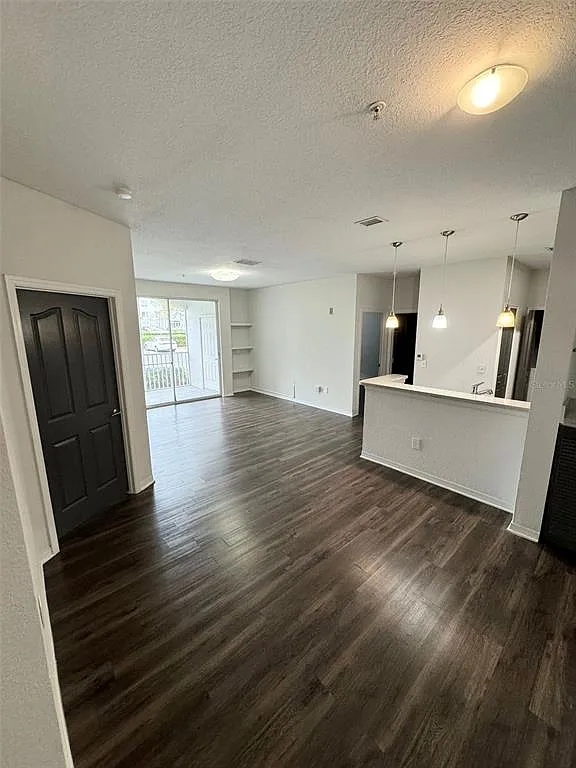2 bed, 2.0 bath, 1009 sqft, $1,650 — Photo 2