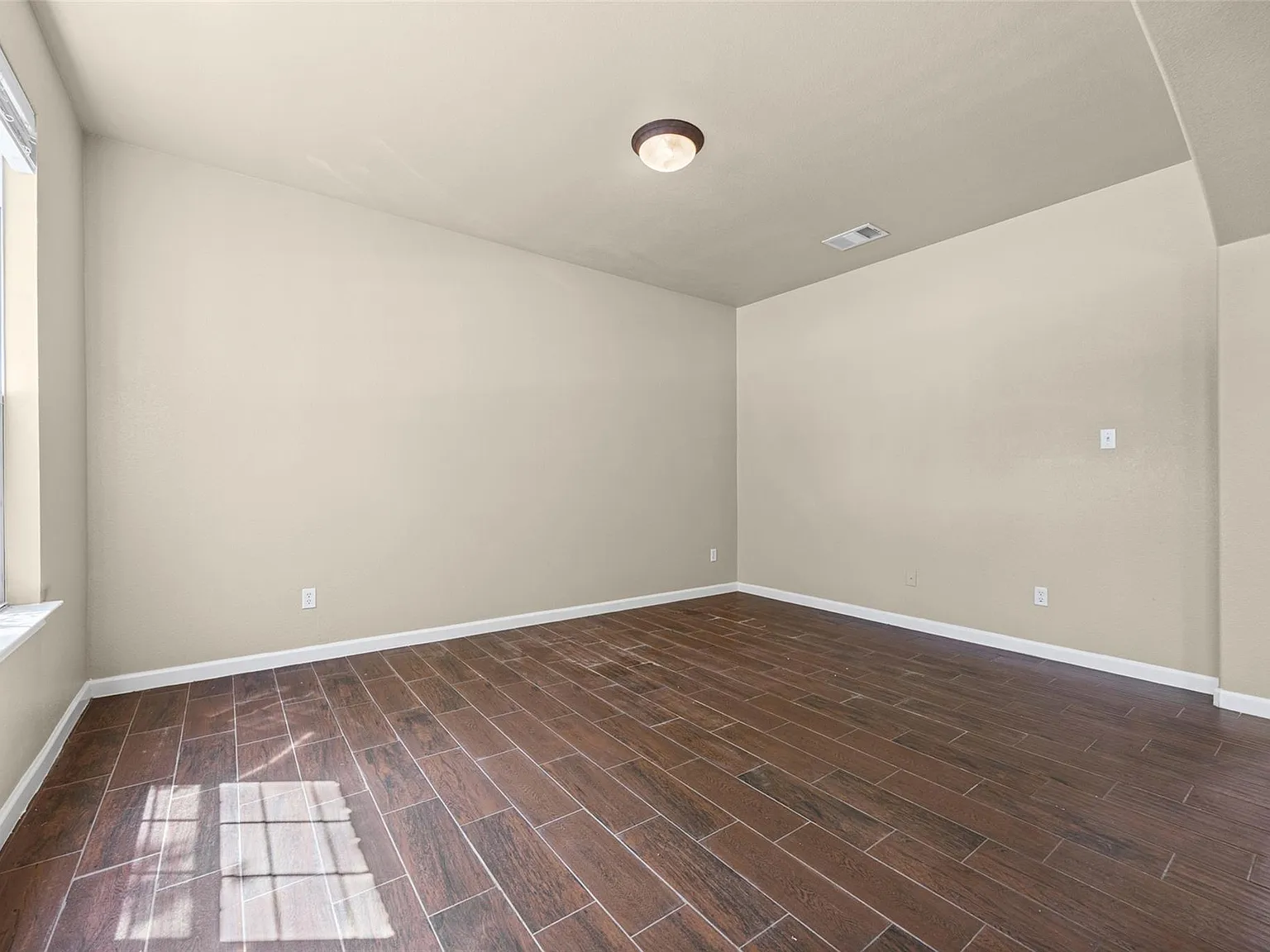 5 bed, 3.0 bath, 3684 sqft, $2,800 — Photo 3