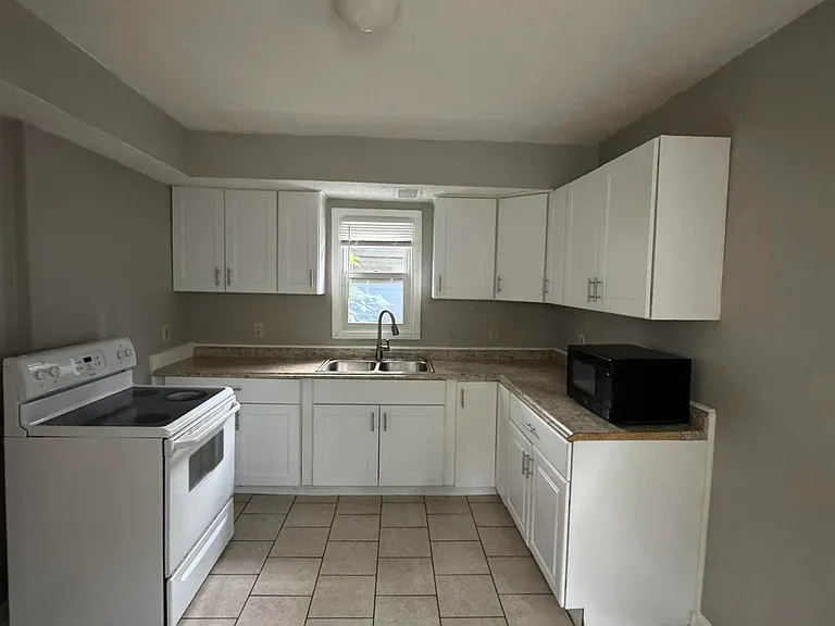 605 Harry St — Photo 9