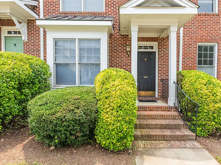 904 Edgewater Cir — Photo 2