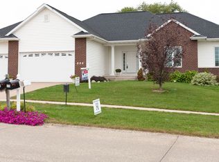 365 Prairie View Cir, Fairfax, IA 52228