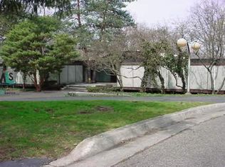 27880 Lakehills Dr, Farmington, MI 48334