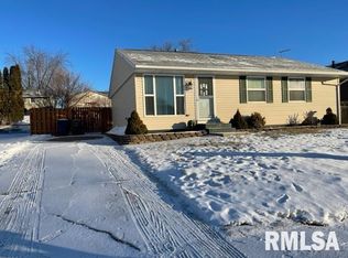 1738 Welshire Dr, Davenport, IA 52806