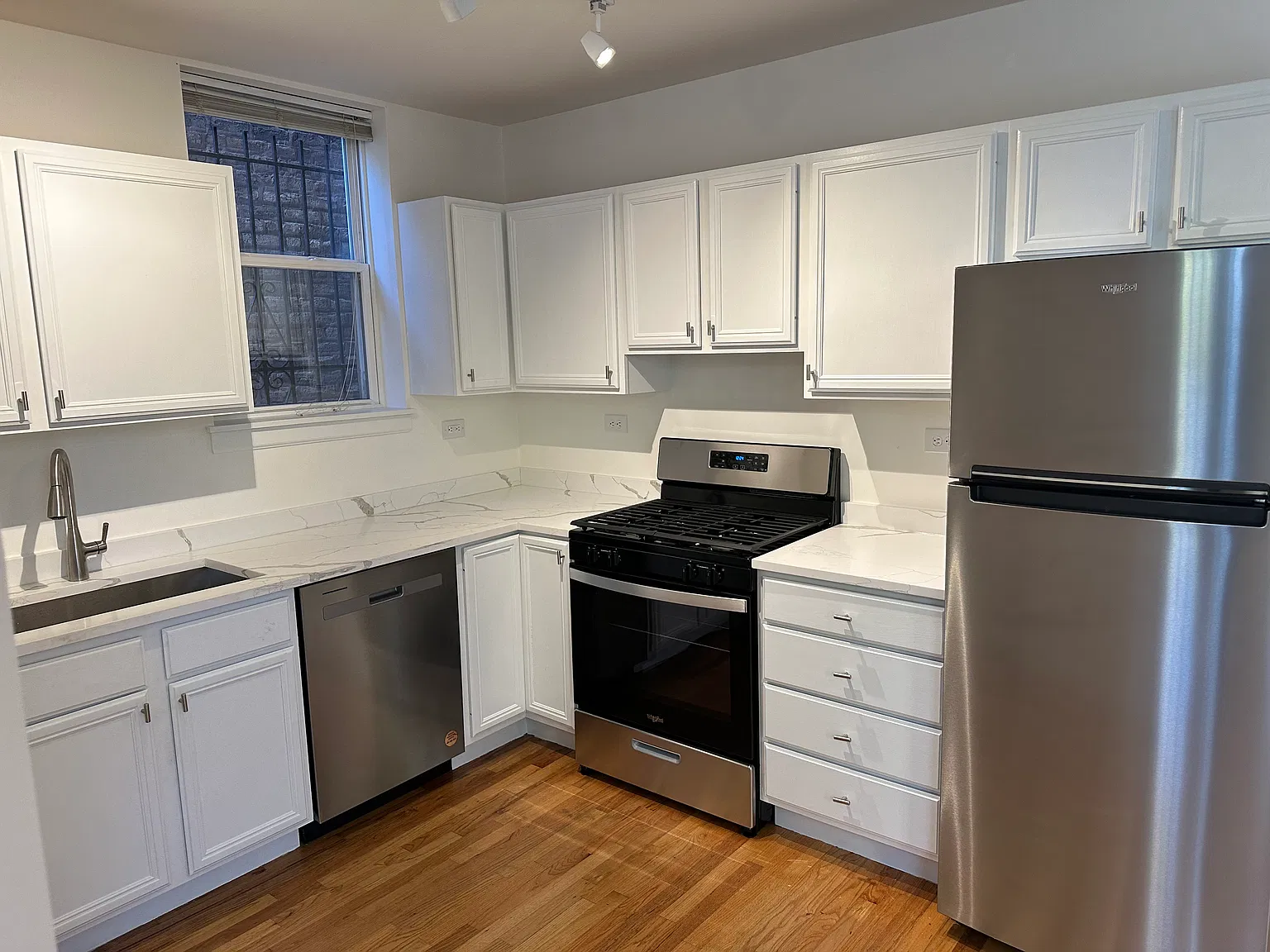 1 bed, 800 sqft, $1,945 — Photo 2