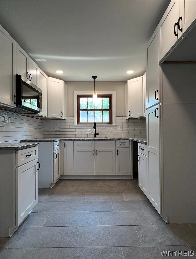 3 bed, 1.0 bath, 1292 sqft, $2,200 — Photo 3