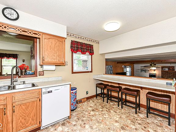 5th image of 1111 Riverview Dr