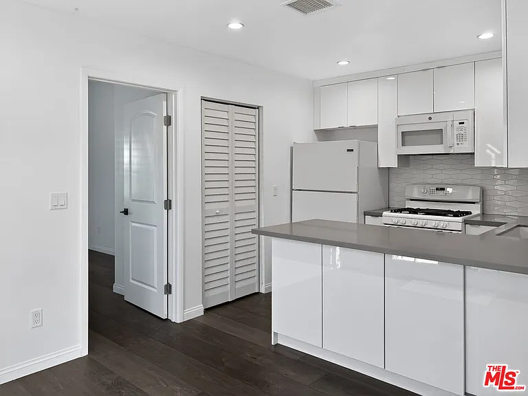 6036 Denny Ave — Photo 22