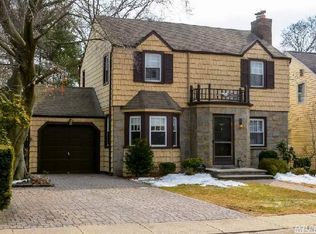 110 Utterby Rd, Malverne, NY 11565