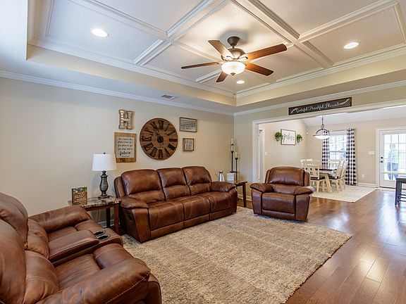 3rd image of 931 Sugarberry Dr