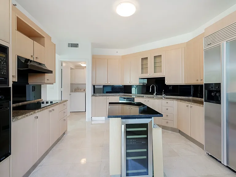 300 S Pointe Dr #405 — Photo 11