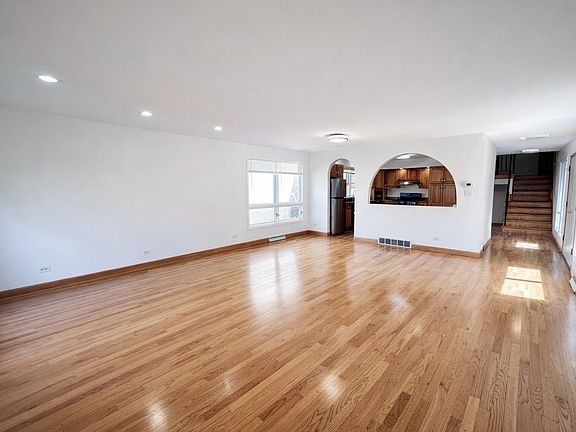 3rd image of 6923 N Avers Ave