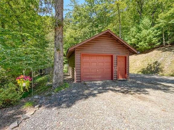 3rd image of 158 Red Oak Forest Ln