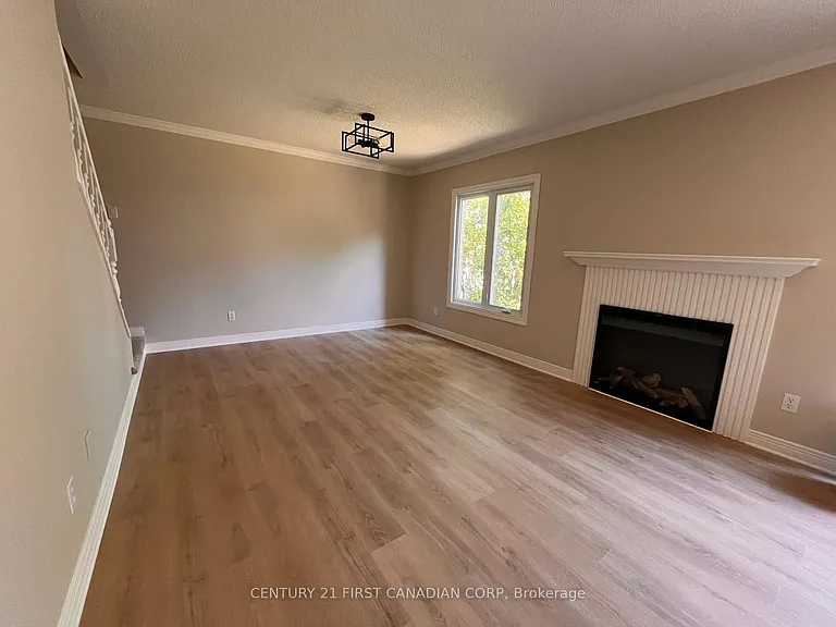 189 Homestead Cres #8 — Photo 2