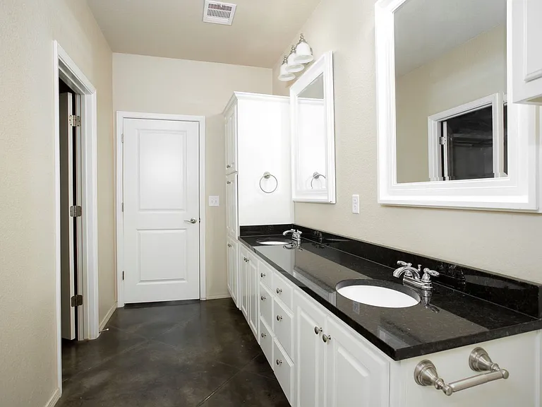 4600 Gloster St — Photo 18