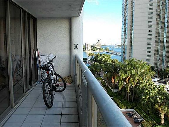 5th image of 1717 N Bayshore Dr APT 1653